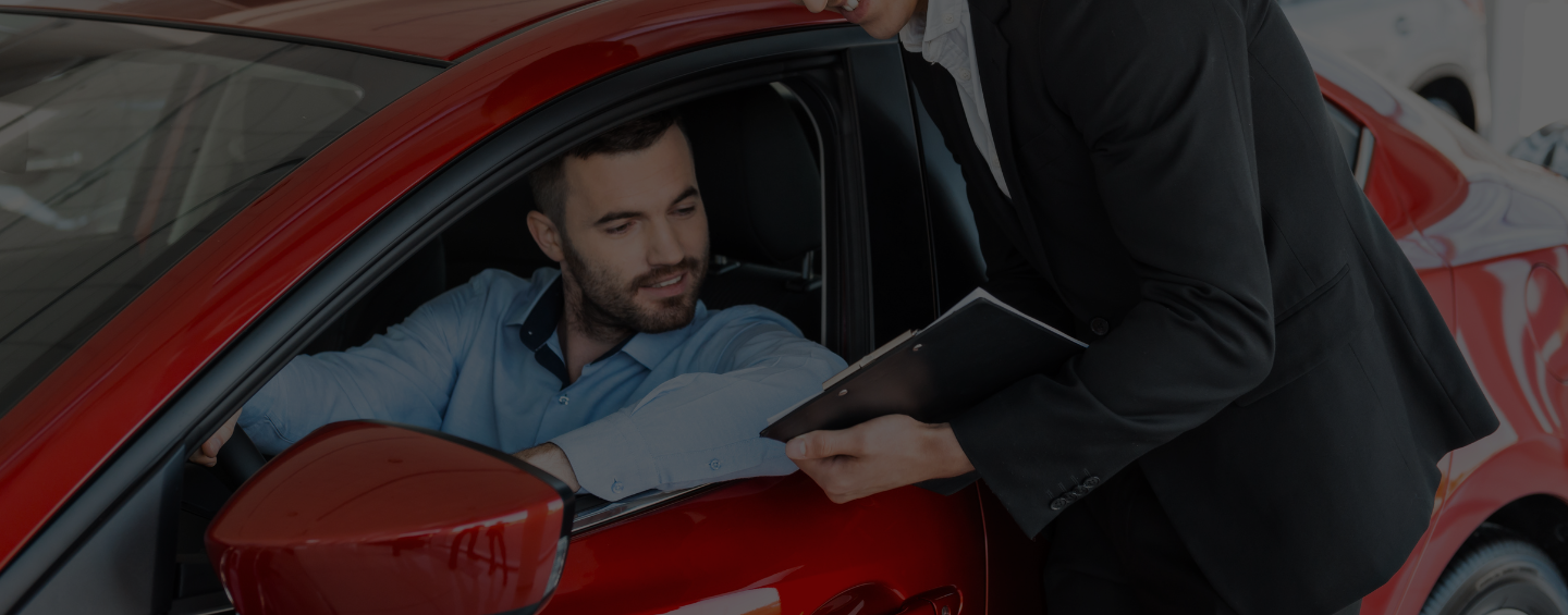 conductor en coche rojo header quienes somos