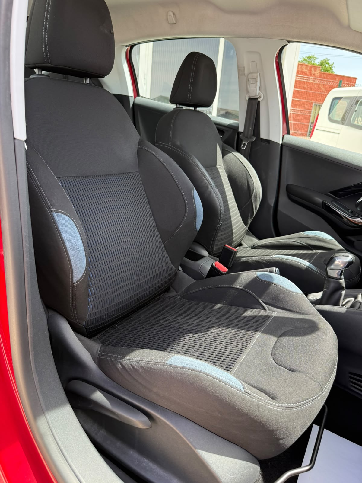 Peugeot 208 Allure 1.6BlueHDi 100Cv S/S - Imagen 24