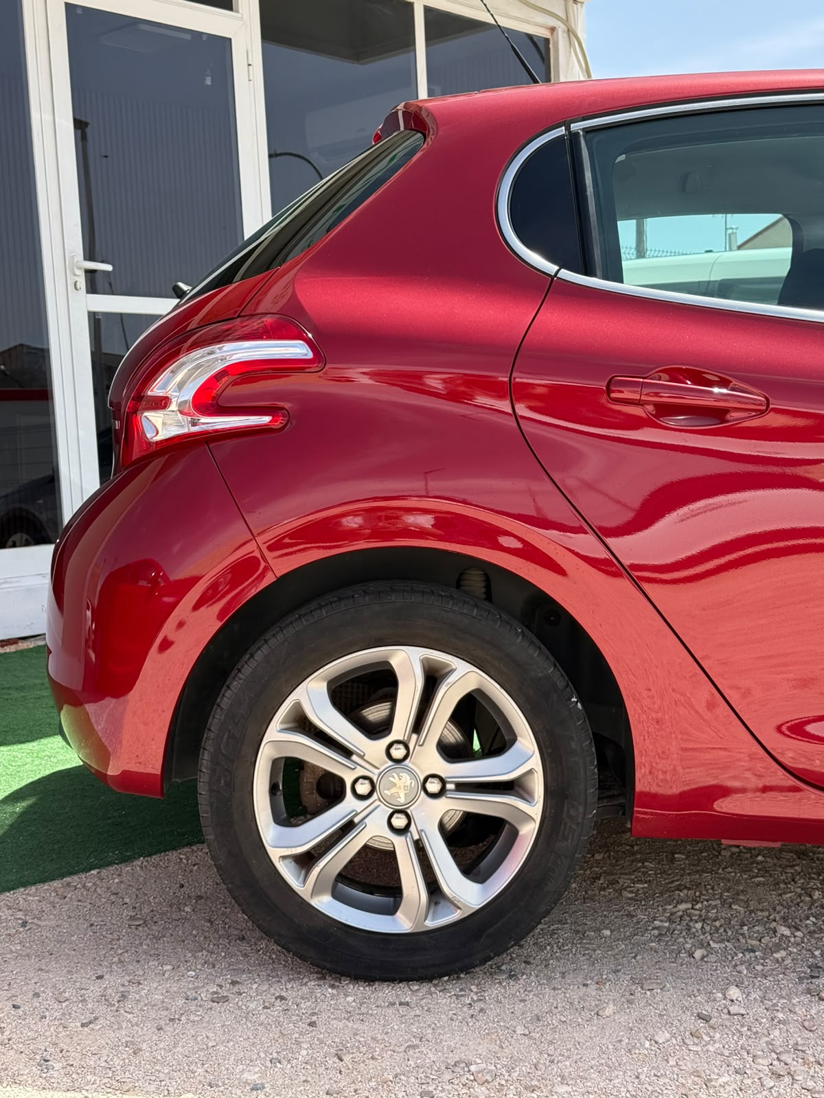 Peugeot 208 Allure 1.6BlueHDi 100Cv S/S - Imagen 6